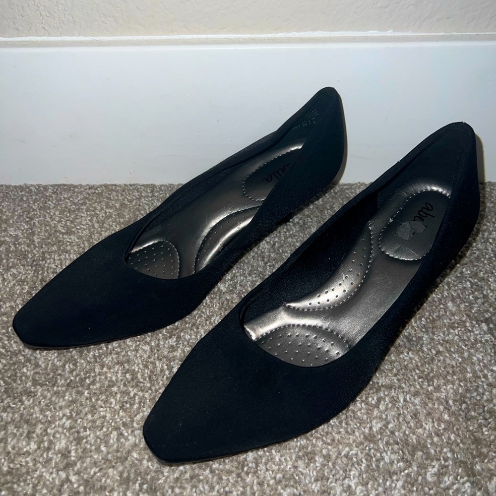 Women’s 7.5 Black Abella Short Heels!